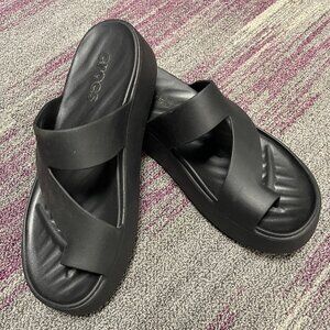 Crocs Getaway Platform Toe Loop Sandals Black size 9